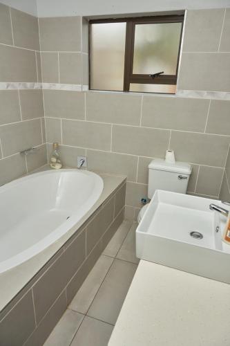 Ванная комната в Mountain Drive Apartments