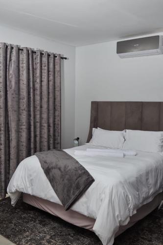 Кровать или кровати в номере Mountain Drive Apartments