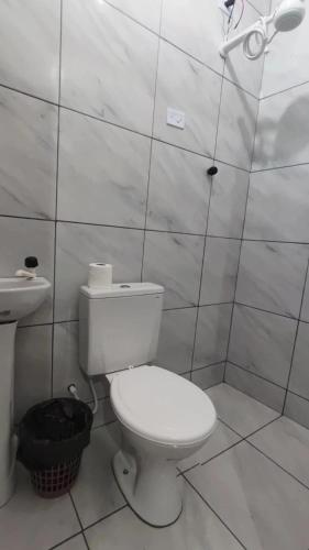 a white bathroom with a toilet and a sink at Apartamentos Mobiliados - UFRPE-UABJ in Belo Jardim