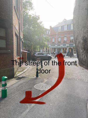 a red arrow on the street of the front door at Gîtes Sax 2 in Dinant