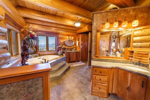 ein großes Bad mit einer Badewanne und einem Waschbecken in der Unterkunft Coyote Bluff Estate in Somers