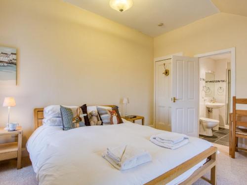 Postel nebo postele na pokoji v ubytování 4 Bed in Glendale CA363