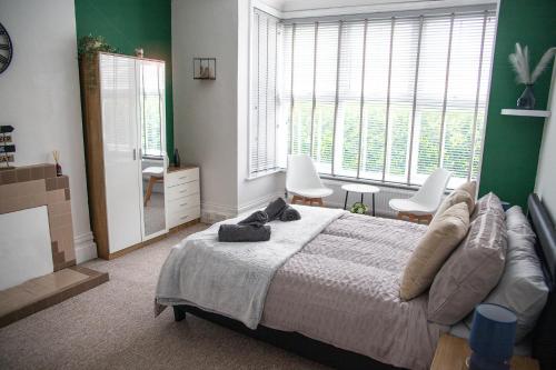 Postel nebo postele na pokoji v ubytování The Sunny Side, 4 bedrooms, 4 beds, FREE Parking, 3 minutes to the beach