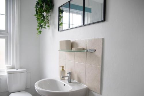 Koupelna v ubytování The Sunny Side, 4 bedrooms, 4 beds, FREE Parking, 3 minutes to the beach