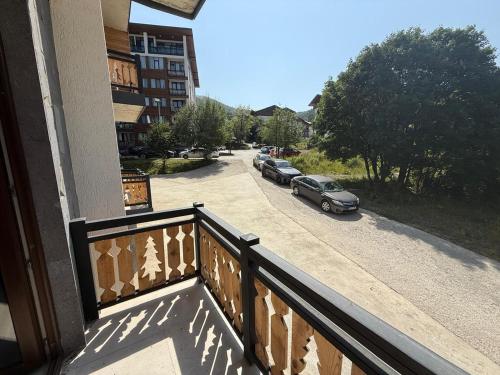 un balcón con un coche aparcado en un aparcamiento en Didveli Residence Apartment, en Bakuriani