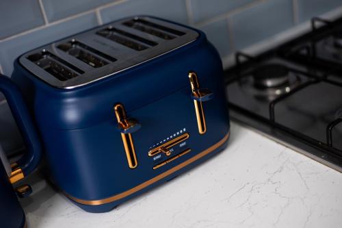 a blue toaster sitting on top of a stove at Home Near Leeds City Centre & Elland Road in Beeston
