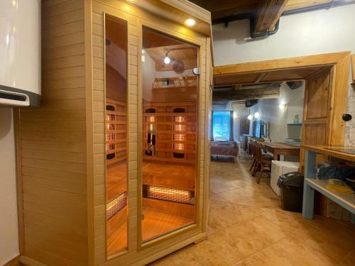 ein Raum mit einer Glastür, die zu einem Esszimmer führt in der Unterkunft Zázrak Wellness in Banská Štiavnica