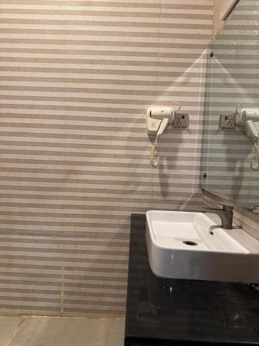 a bathroom with a sink and a mirror at Arizona Lodge 2 in Islamabad