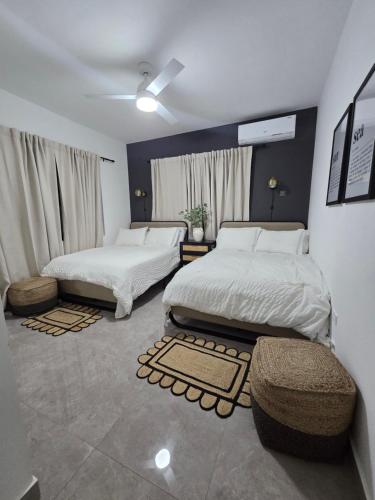 Ein Bett oder Betten in einem Zimmer der Unterkunft Runaway Retreat JA