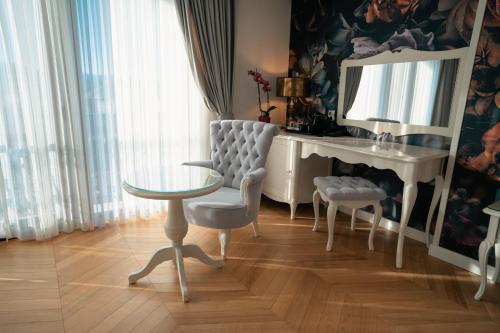 a dressing room with a desk and a mirror at Strindberg Boutique Hotel in Topliţa