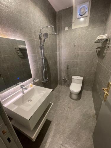 a bathroom with a sink and a toilet at غيمة in Hail