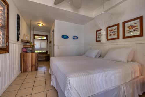 a bedroom with a white bed in a room at Camp Bay Lodge in Camp Bay
