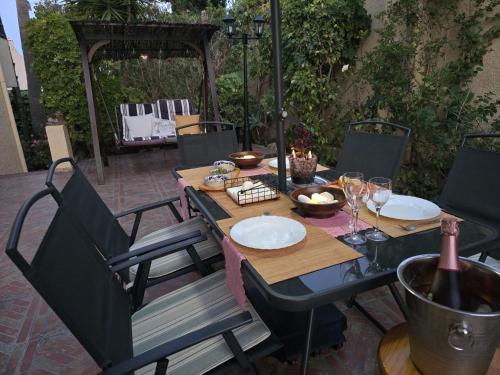 Ποτά στο The Garden RA Floor Private Rooms, Pool, Garden Access