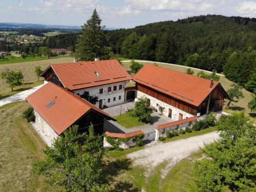 Ferienwohnung nähe Attersee - Traunsee LEHNER IM WALD charmantes Bauernhaus in Alleinlage