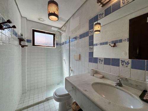 un bagno con lavandino e WC di Villa das cores a Porto Seguro