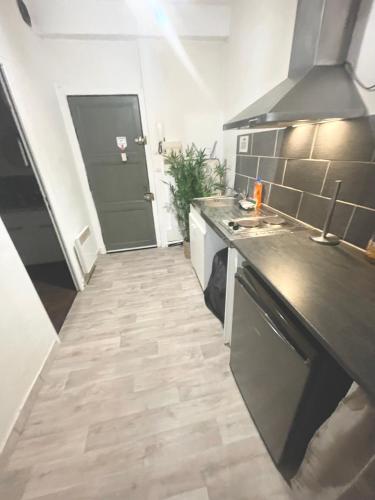 une cuisine avec un évier et un plan de travail dans l'établissement Appartements hyper Centre, à Carcassonne
