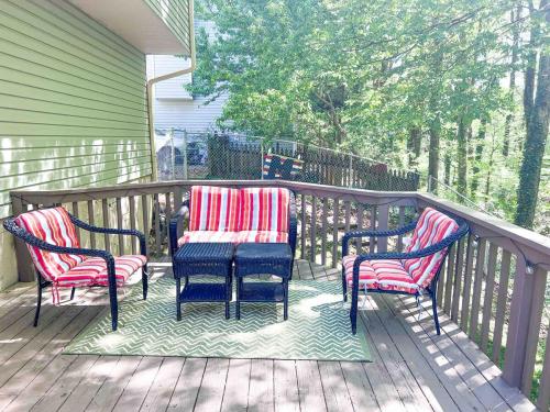 Μπαλκόνι ή βεράντα στο 12 Guest! King Bed Near ATL Gameroom Yard with Deck
