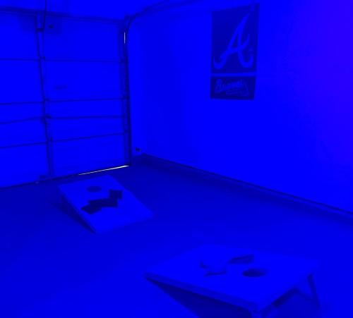 Φωτογραφία από το άλμπουμ του 12 Guest! King Bed Near ATL Gameroom Yard with Deck σε Tucker