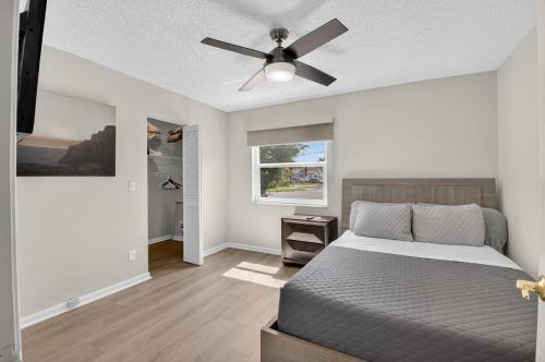 Voodi või voodid majutusasutuse Family-Friendly Boca Gem! 4BR 3BA with Pool & Sauna toas