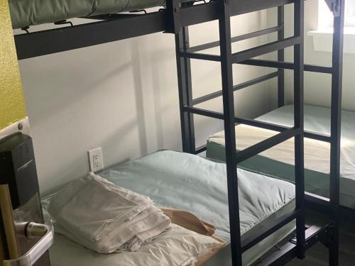 Postel nebo postele na pokoji v ubytování Mayflower Hospitality Hostel