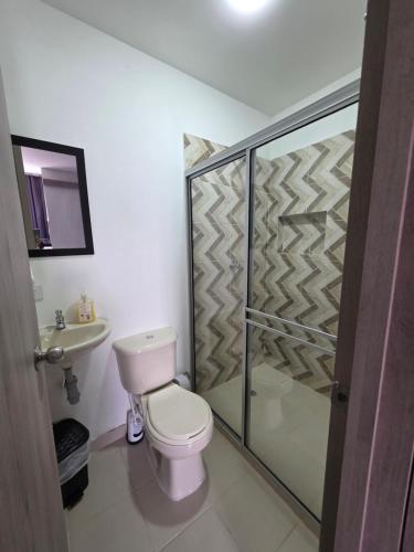 a bathroom with a shower and a toilet and a sink at Apartaestudio 302 Acogedor y Moderno Tulua in Tuluá