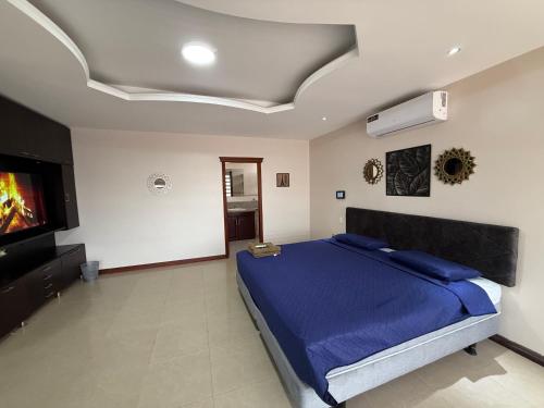 Postel nebo postele na pokoji v ubytování Habitación Crucitas Piedra en Machala