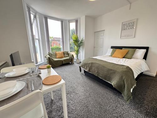 Postel nebo postele na pokoji v ubytování THE SPRINGFIELD SUITE - ONE BEDROOM APARTMENT - KIDDERMINSTER CENTRAL - SLEEPS 3 GUESTS - PARKING INCLUDED - WEST MIDLANDS SAFARI PARK LOCATIOn
