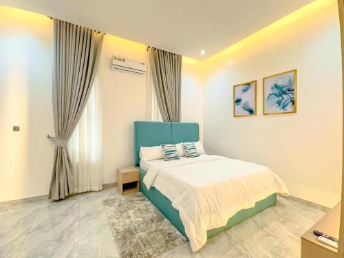 Кровать или кровати в номере Sleek & Stylish 2 Bedroom Terrace in Lekki