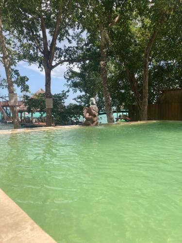 a couple of people sitting in a pool of water at Hotel Casa Del Angel in Chetumal