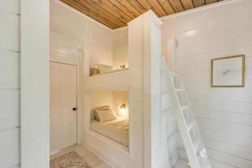 Koupelna v ubytování Private Hot Tub Cabin 13 Mi to Broken Bow Lake