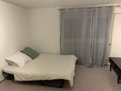 a small bedroom with a bed and a window at Chambre Spacieuse pour Familles ou Groupes 5 Pers plus Bébé in Hoenheim
