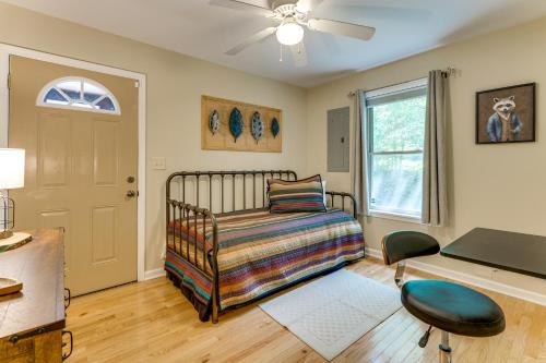 Ένα ή περισσότερα κρεβάτια σε δωμάτιο στο Creekside Smokies Cabin 8 Mi to Murphy