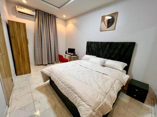 Postel nebo postele na pokoji v ubytování Sage Apartment