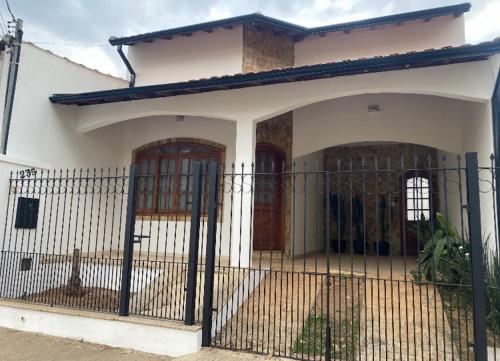 El edificio en el que está la habitación en casa particular