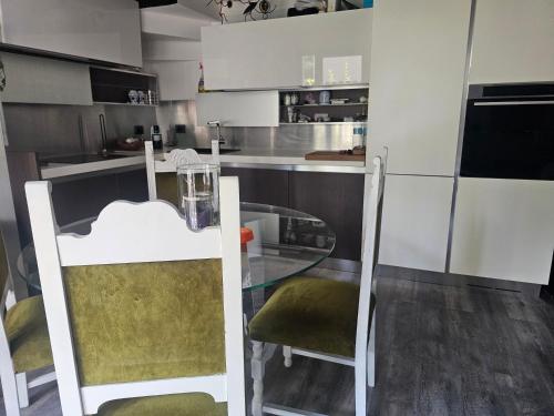 Η κουζίνα ή μικρή κουζίνα στο Mezzago Royal Suites