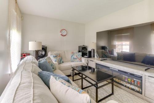 Zona de estar de Spacious Home Less Than 3 Mi to Hampton Coliseum!