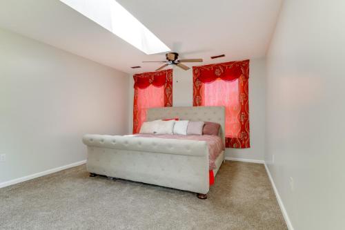 Un dormitorio con una cama y un ventilador de techo. en Spacious Home Less Than 3 Mi to Hampton Coliseum!, en Hampton