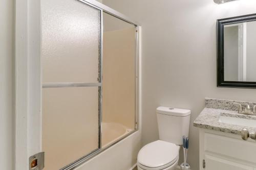 Un baño de Spacious Home Less Than 3 Mi to Hampton Coliseum!