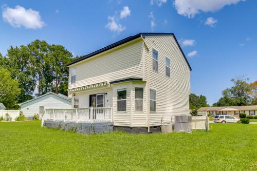 Casa blanca con porche en un campo de hierba en Spacious Home Less Than 3 Mi to Hampton Coliseum!, en Hampton