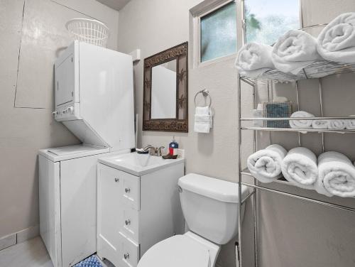a bathroom with a toilet and a sink and towels at 6 min from River center mall and hospital in San Antonio
