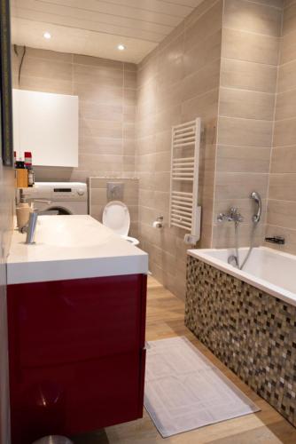 a bathroom with a sink and a tub and a toilet at Appart 10 pers - Lille Lambersart - Parking & Terrasses in Lambersart