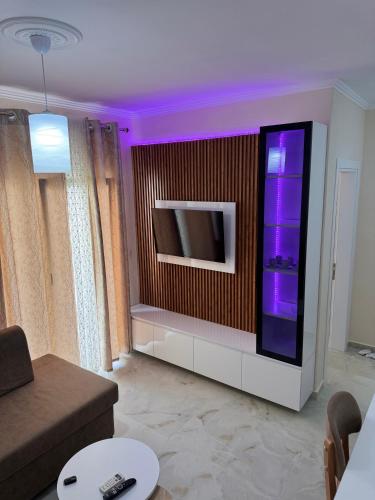 Televisyen dan/atau pusat hiburan di Blue Wave Durres Apartment