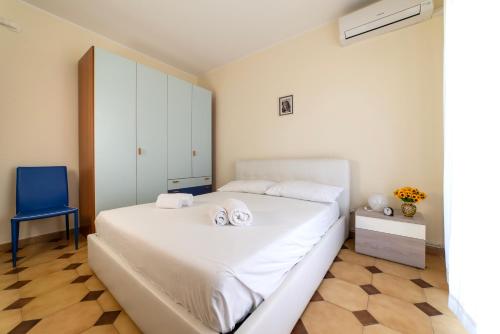 Ένα ή περισσότερα κρεβάτια σε δωμάτιο στο Casa fronte mare a San Saba