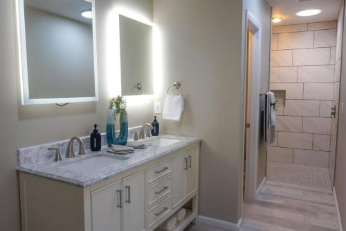 Koupelna v ubytování Sunswept Skies- Putting green-Firepit-ASU