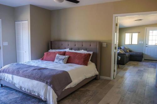 Postel nebo postele na pokoji v ubytování Sunswept Skies- Putting green-Firepit-ASU