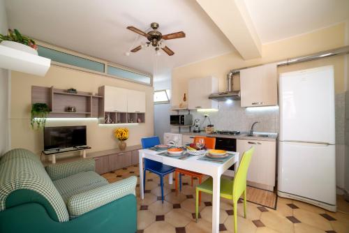 Η κουζίνα ή μικρή κουζίνα στο Casa fronte mare a San Saba