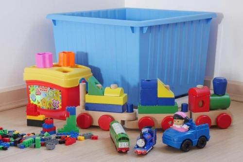 ein Haufen Spielzeug auf dem Boden in der Unterkunft Big Apartment Free Wifi Gated Parking Aircon in Adelaide