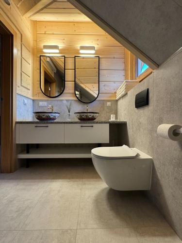 a bathroom with two sinks and a large mirror at Brzozowa Chata in Zagórze Śląskie