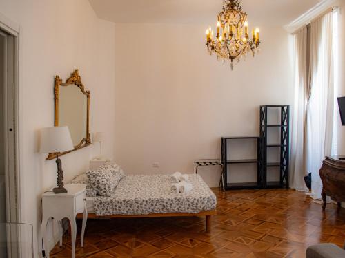 Ένα ή περισσότερα κρεβάτια σε δωμάτιο στο Piazza Unità, Casa Luminosa con Balcone with AC
