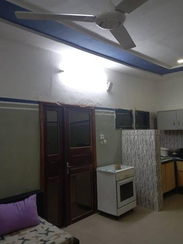 a room with a kitchen with a stove in it at Hollande House Blm in Ouagadougou